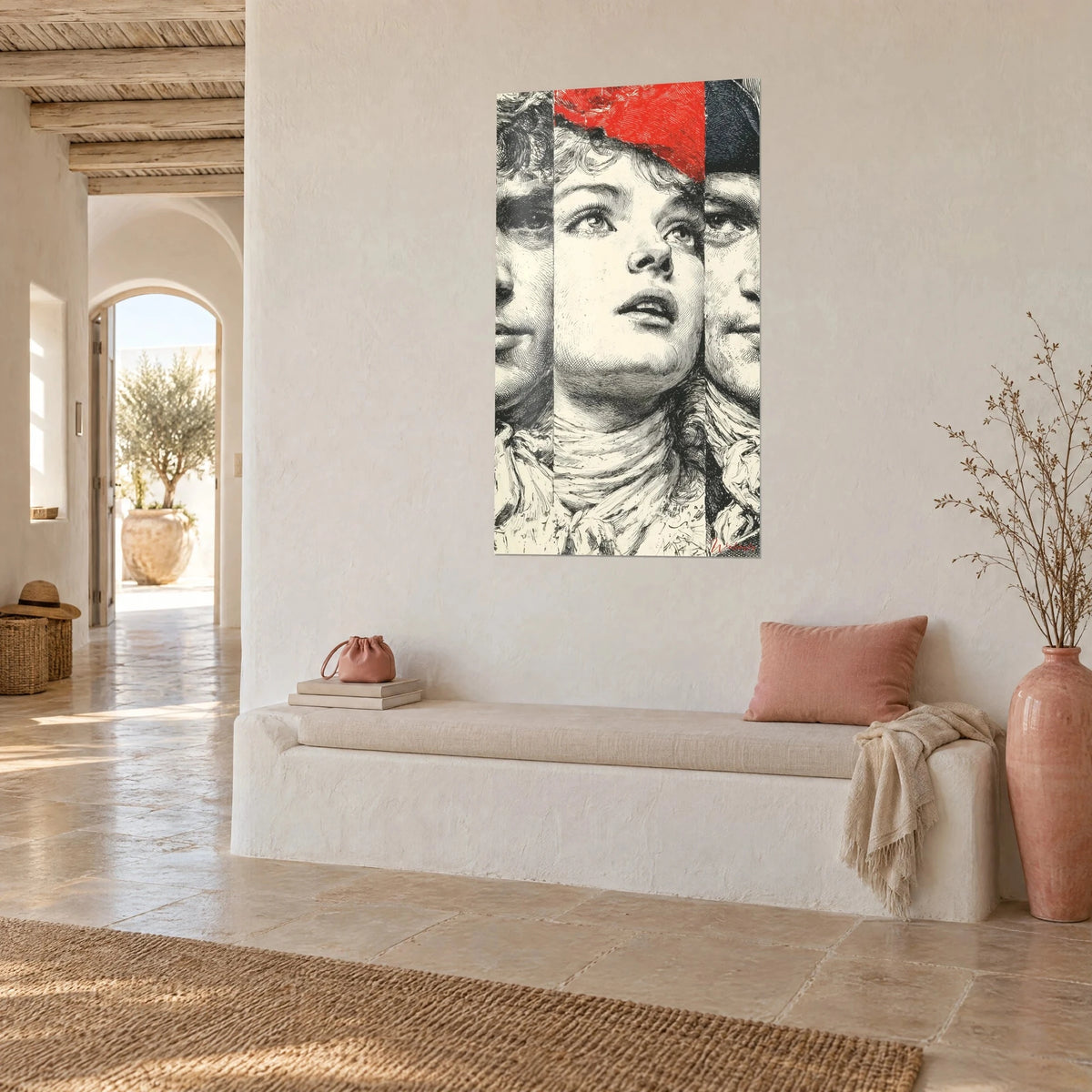 Tableau portrait en triptyque d'encre noire, bonnet rouge éclatant sur crème, mur blanc d'une maison méditerranéenne en pierre
