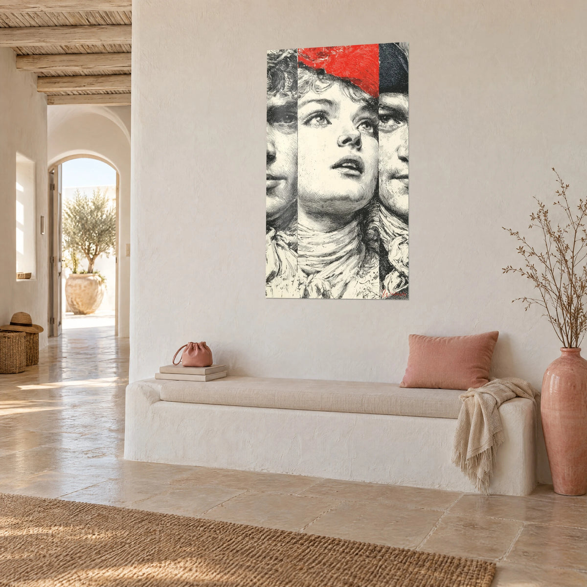 Cuadro retrato en tríptico de tinta negra, gorro rojo vibrante sobre crema, pared blanca de una casa mediterránea de piedra