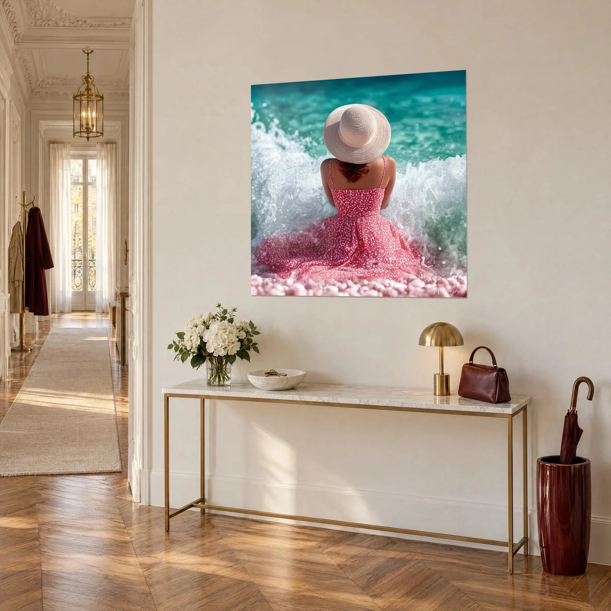 Quadro bagnante di spalle seduta nella schiuma bianca, abito rosso a fiorellini, mare smeraldo, vista di tre quarti su una consolle