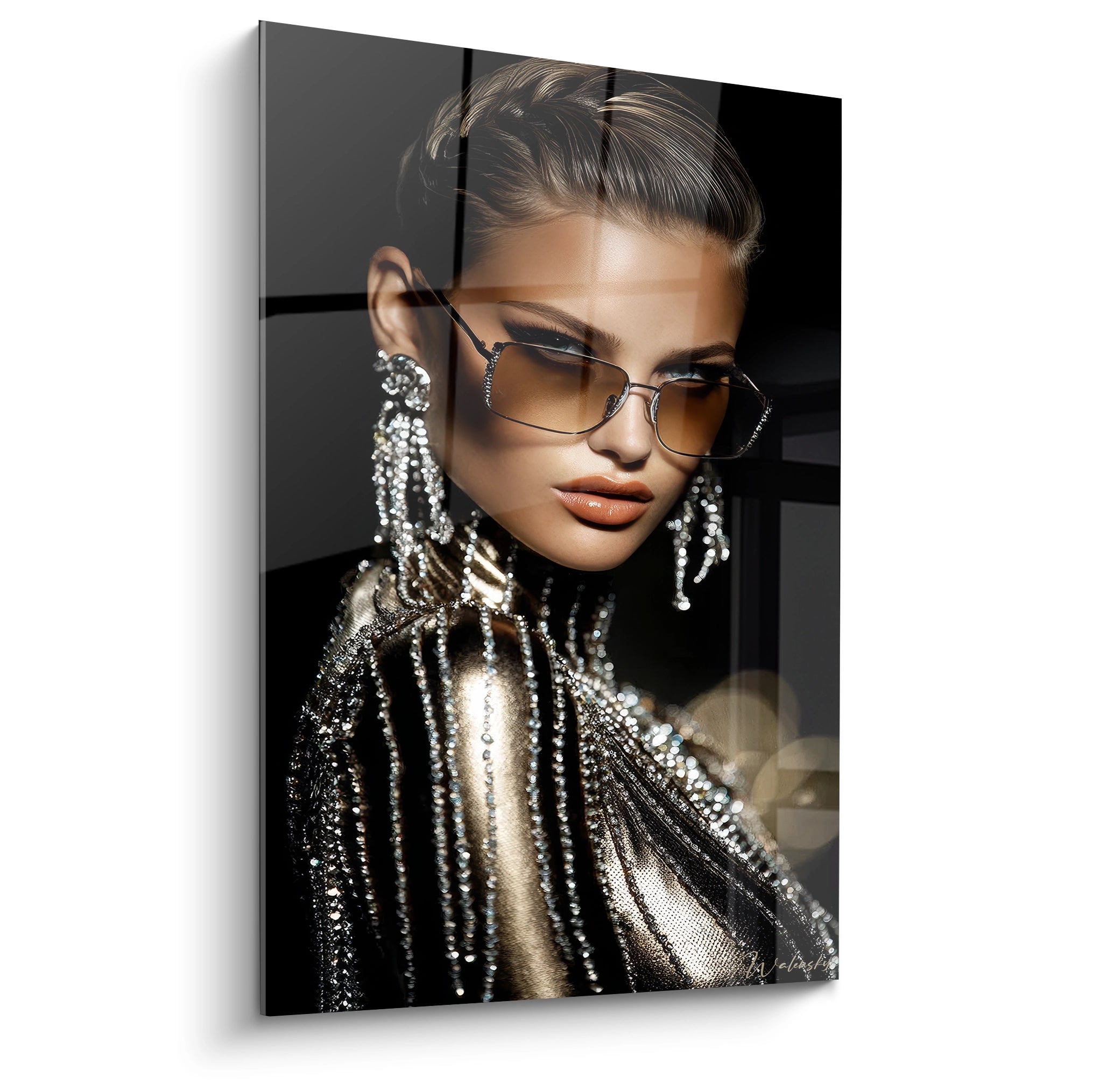 Tableau femme luxueuse en noir et or avec des accessoires scintillants pour décoration moderne