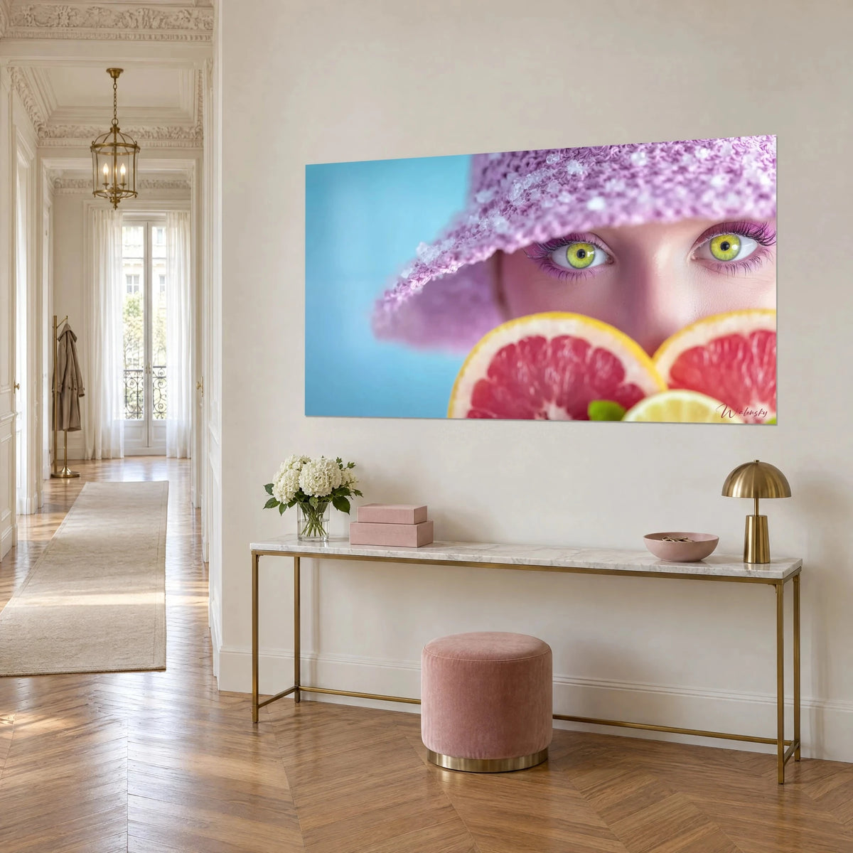 Tableau portrait en gros plan, iris vert pomme et cils violets sous un bob lilas pailleté, agrumes roses, vue de trois-quarts sur console dorée