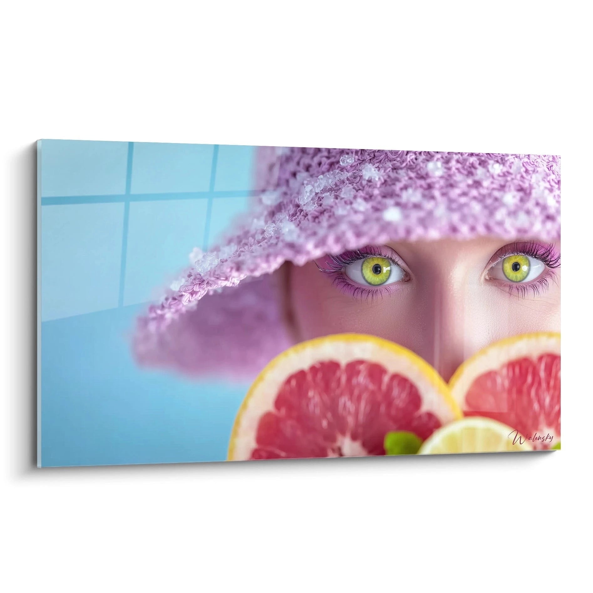 Walensky tableau mural femme moderne visage partiel d une femme yeux verts chapeau rose et quartiers de pamplemousse