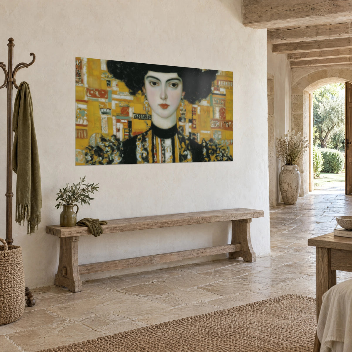 Gemälde eines blassen Gesichts mit korallenroten Lippen und dunklem Blick, goldenes Mosaik aus Symbolen, Dreiviertelansicht auf eine Steinhauswand