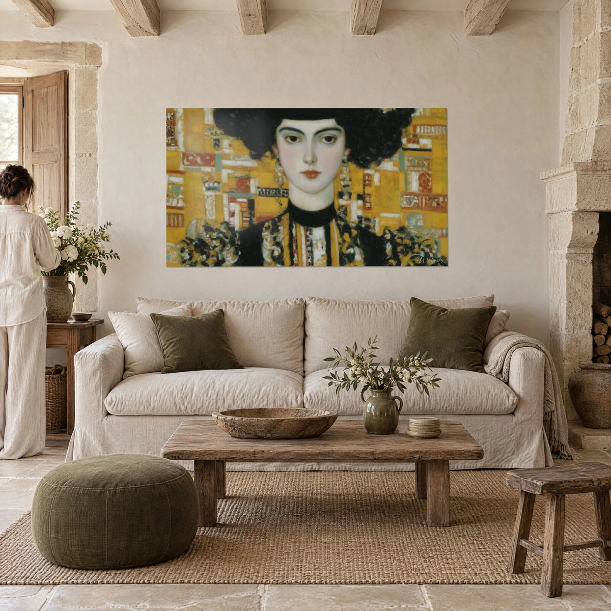Gemälde einer brünetten Frau mit schwarzen Locken, Hintergrund mit heiligen Motiven in Ocker und Rost, über einem Sofa in einem hellen Wohnzimmer
