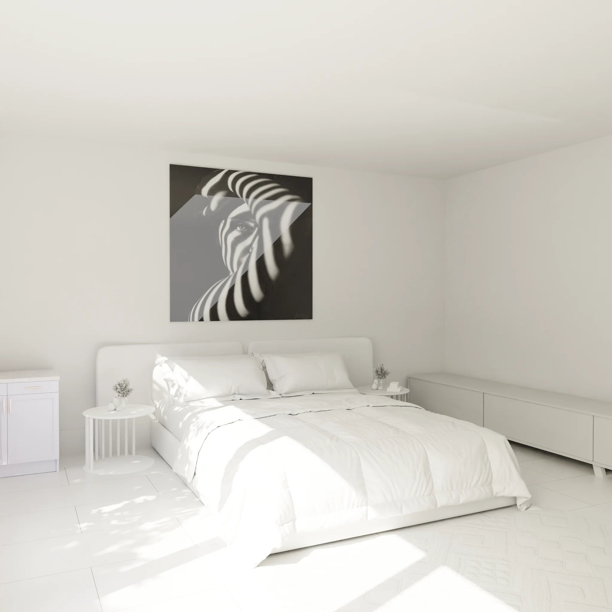 Tableau femme mystérieuse noir blanc installé dans chambre moderne, ambiance décorative élégante