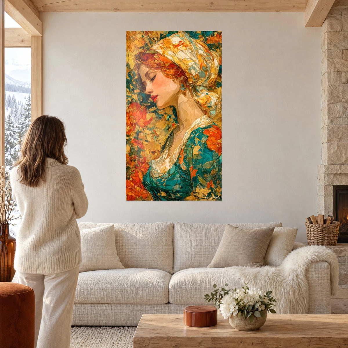 Tableau portrait de profil d'une rousse au foulard doré, fleurs orange et robe turquoise, au-dessus d'un canapé dans un salon lumineux
