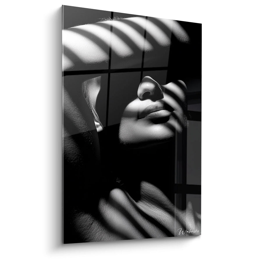 Tableau femme ombres fenêtre - Lumière captive - Edition visage noir et blanc