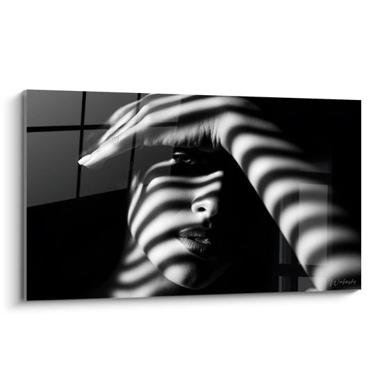 Cuadro Mujer Sombras Rayadas - Juego de Luz - Edición rostro blanco y negro