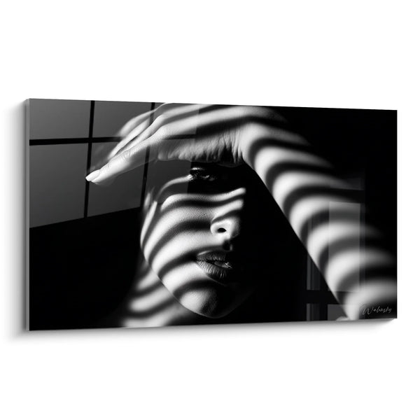 Cuadro Mujer Sombras Rayadas - Juego de Luz - Edición rostro blanco y negro
