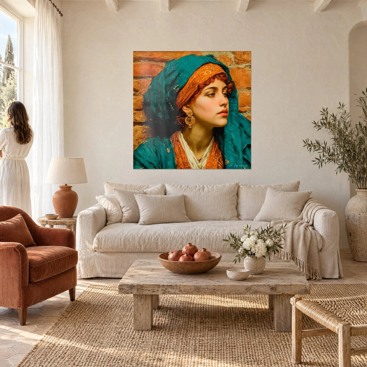Tableau jeune orientale au foulard turquoise et turban orange, regard au loin, au-dessus d'un canapé dans un salon lumineux