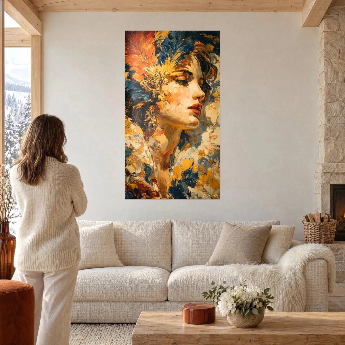 Tableau portrait baroque d'une femme au profil rêveur, plumes orange et ocre, parure dorée, au-dessus d'un canapé dans un salon lumineux