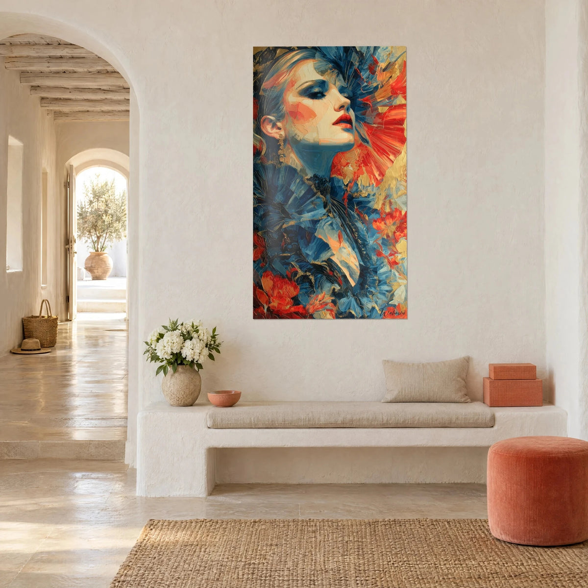 Tableau visage de profil aux paupières bleu nuit, éventail rouge corail et touches d'or, mur blanc, banquette en pierre et arche