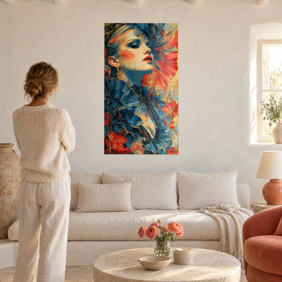 Tableau portrait de femme aux lèvres rouges, collerette bleu acier et or, femme de dos, au-dessus d'un canapé dans un salon lumineux