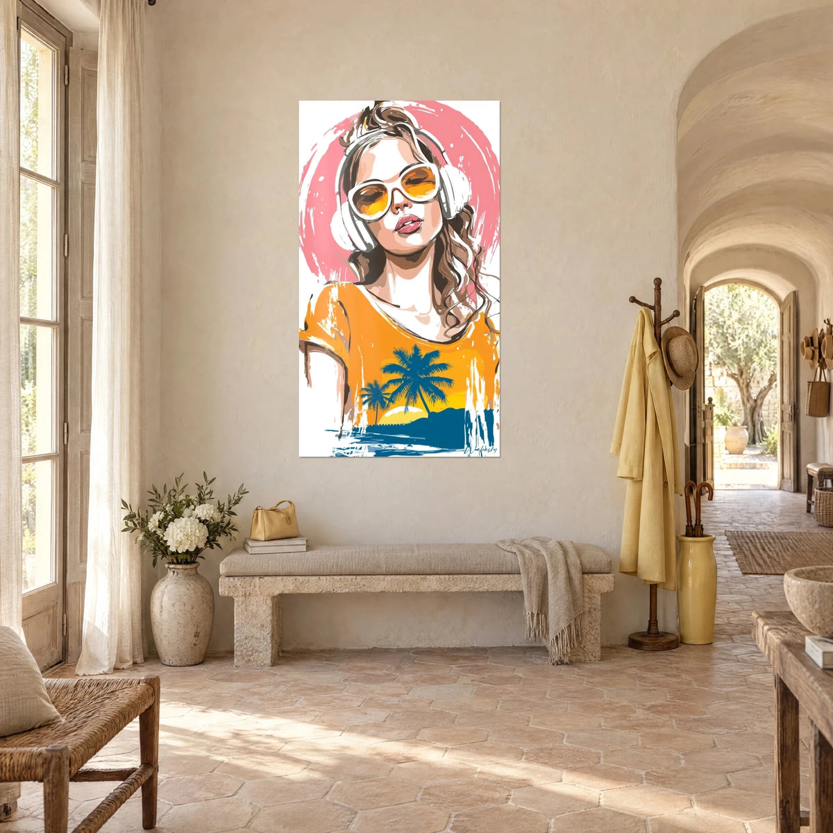 Gemälde eines sommerlichen Frauenporträts mit bernsteingelber Brille und gelockten Haaren, rosa Lichtschein, orangefarbenes T-Shirt, gewölbter Flur eines provenzalischen Landhauses