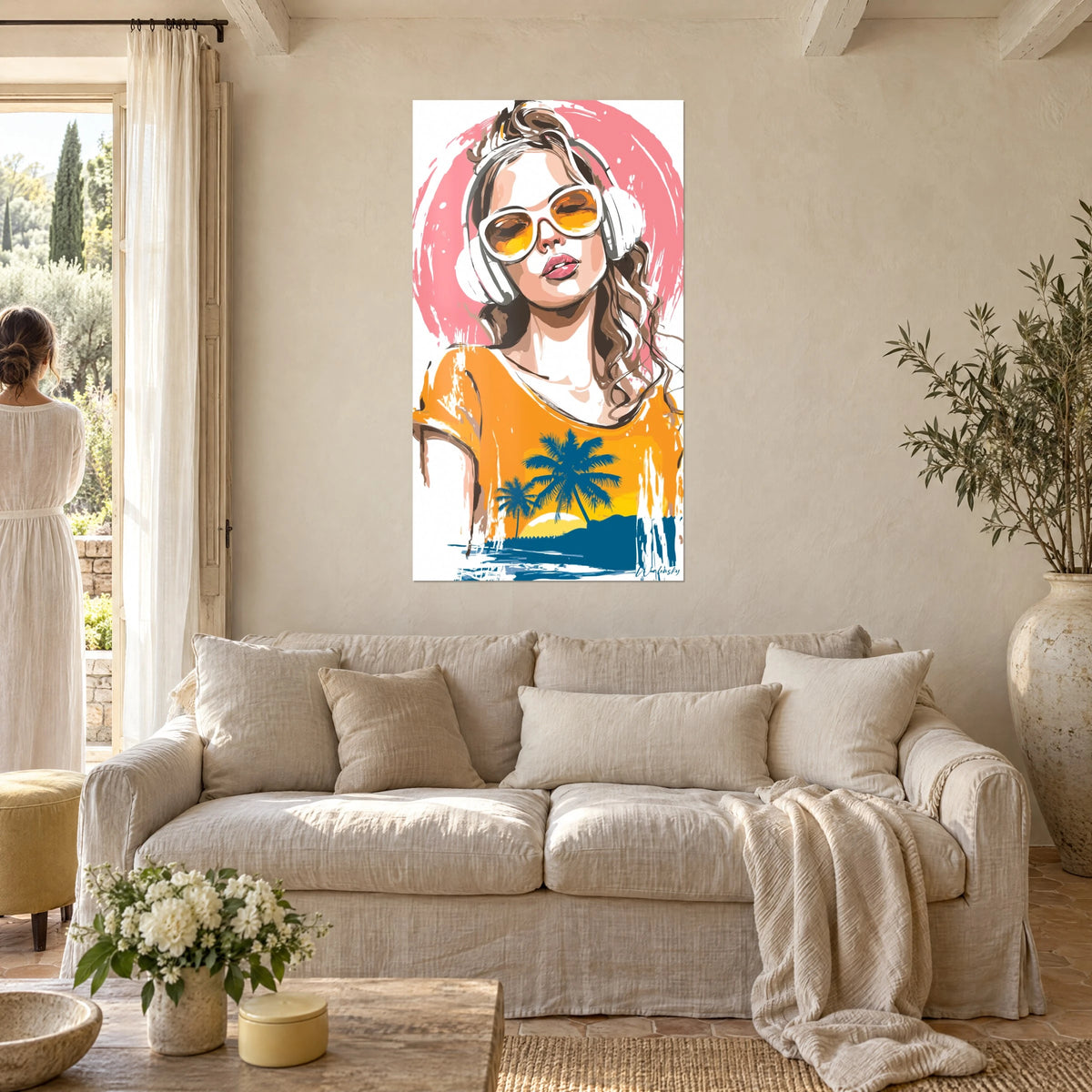 Cuadro de una joven pin-up con auriculares blancos y gafas de sol ámbar, camiseta naranja con palmeras, fondo rosa, encima de un sofá en un salón luminoso