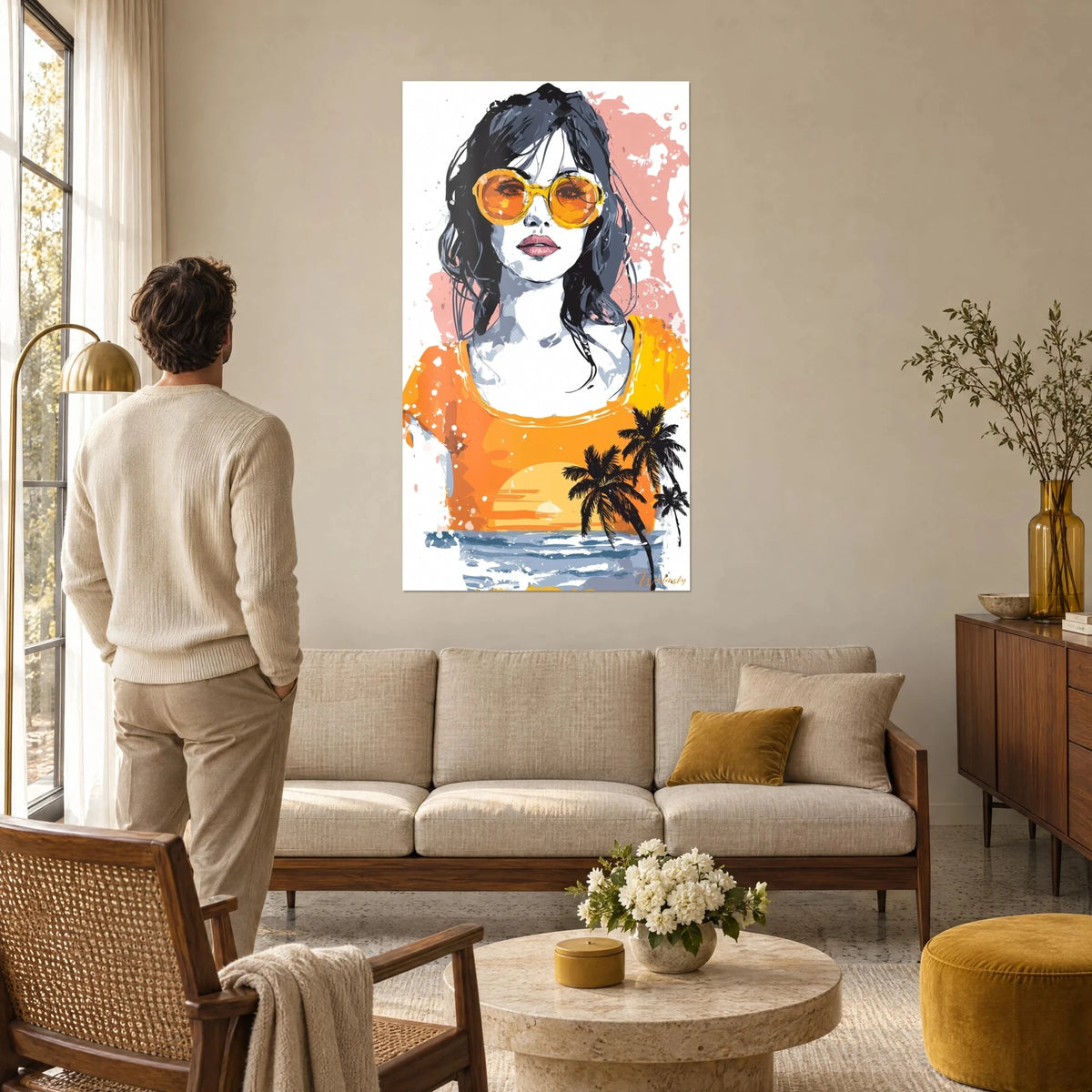 Tableau portrait pop d'une femme à lunettes rondes orange, tee-shirt safran et palmiers noirs, un homme de dos au-dessus d'un canapé dans un salon lumineux