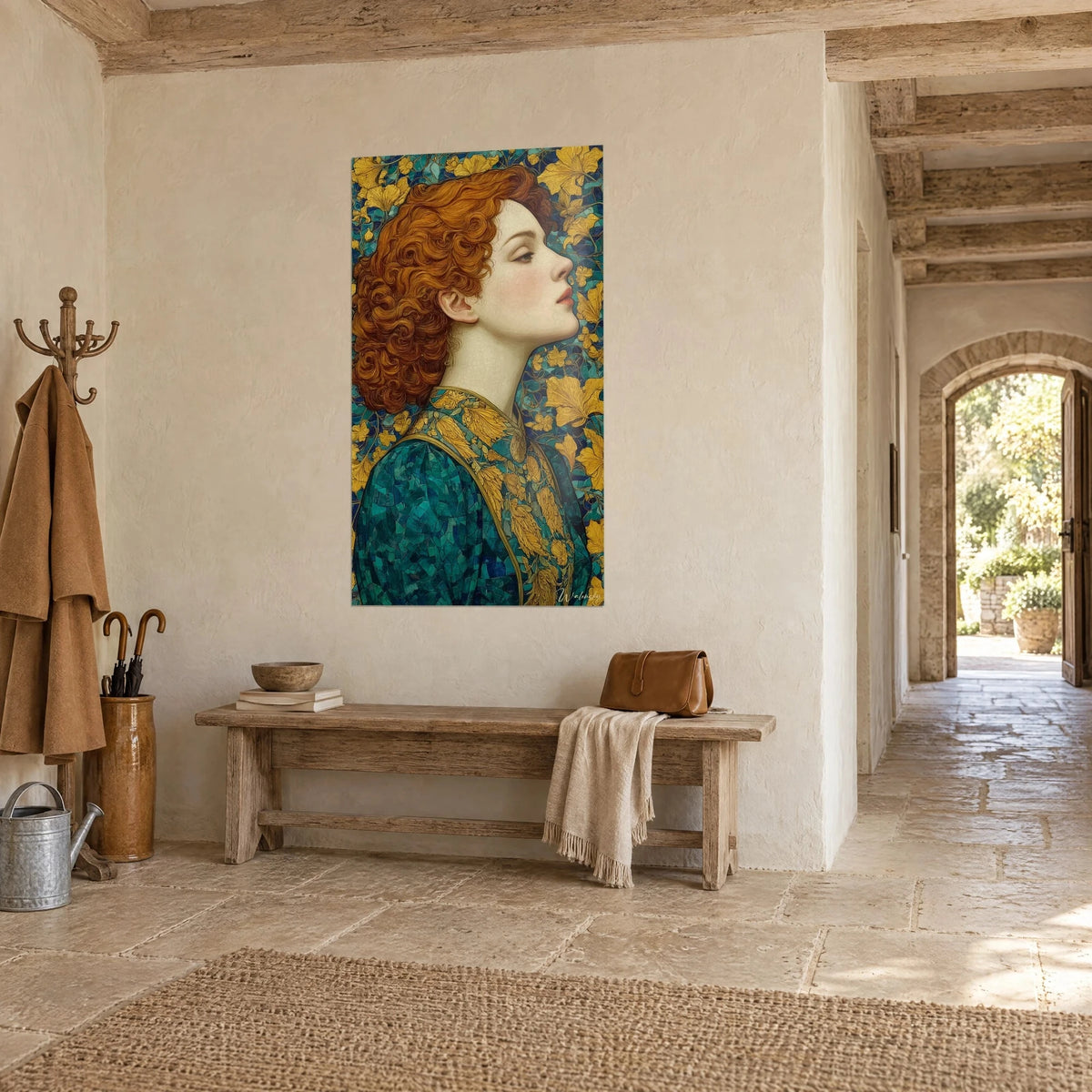 Cuadro retrato Art Nouveau, cabello castaño rojizo y vestido de mosaico verde con hojas doradas, muro de piedra y banco de madera