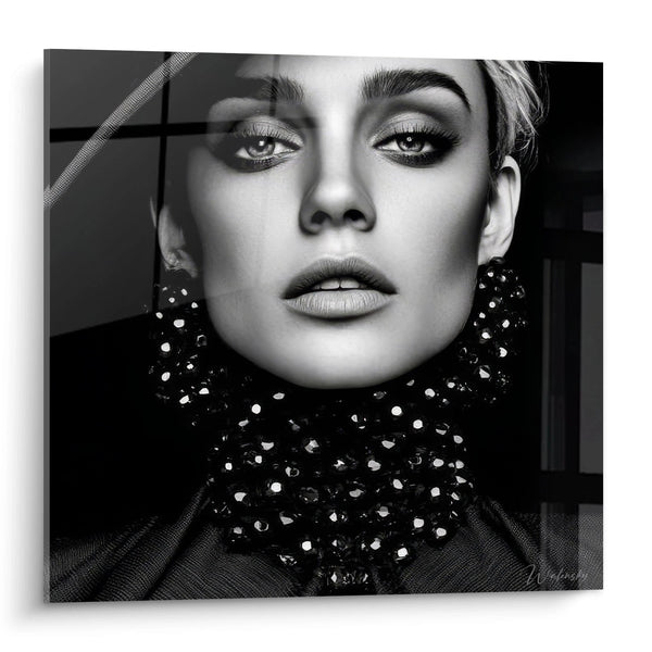 Cuadro de mujer refinada - Retrato de moda con reflejos plateados - edición modo noir y blanco