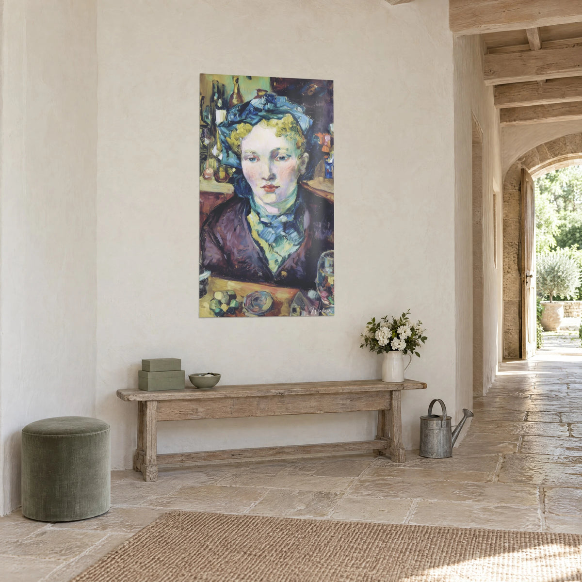 Gemälde junge Frau mit kobaltblauem Turban, roten Lippen, perlmuttartigem Teint und grünem Oberteil, an der Wand eines Steinkorridors