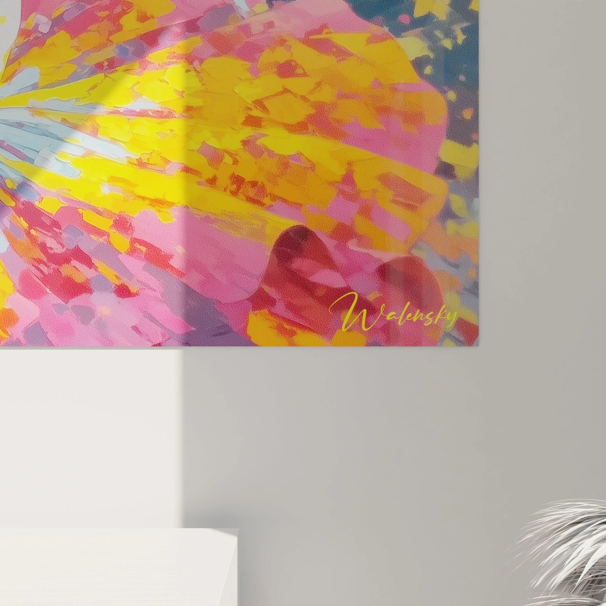 Tableau femme africaine moderne coloré par Walensky affiché sur mur gris avec explosion jaune rose et signature