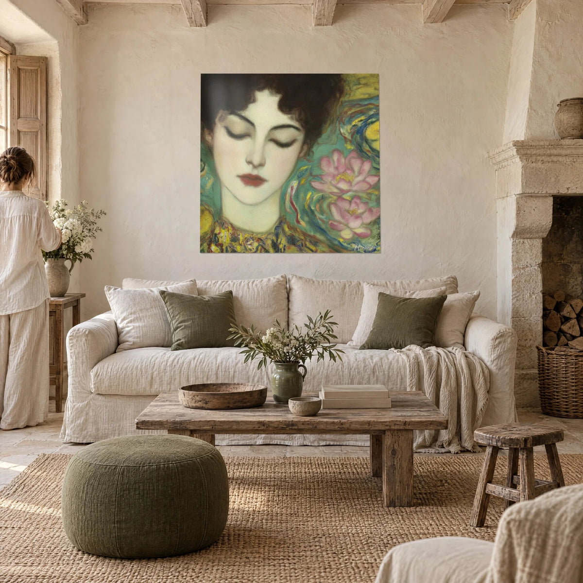 Tableau visage de femme aux paupières closes, lèvres rouges et nénuphars roses sur fond turquoise, au-dessus d'un canapé dans un salon lumineux