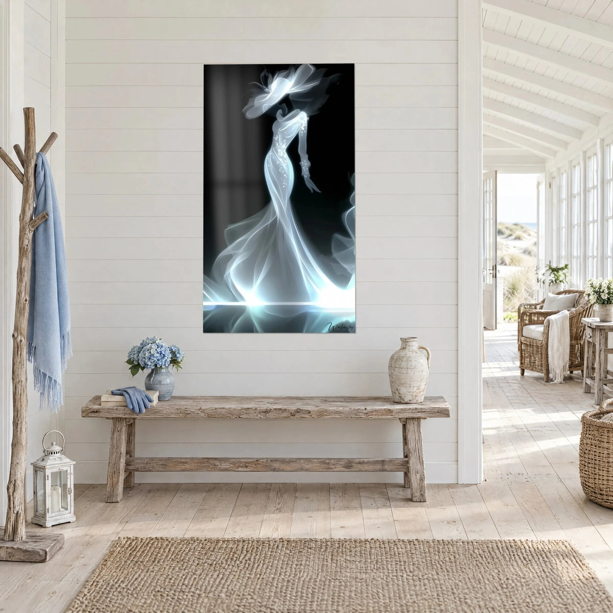 Quadro elegante abito a sirena scintillante, strascico di veli bianchi e riflessi argentati su fondo nero, ingresso in legno chiaro e dune