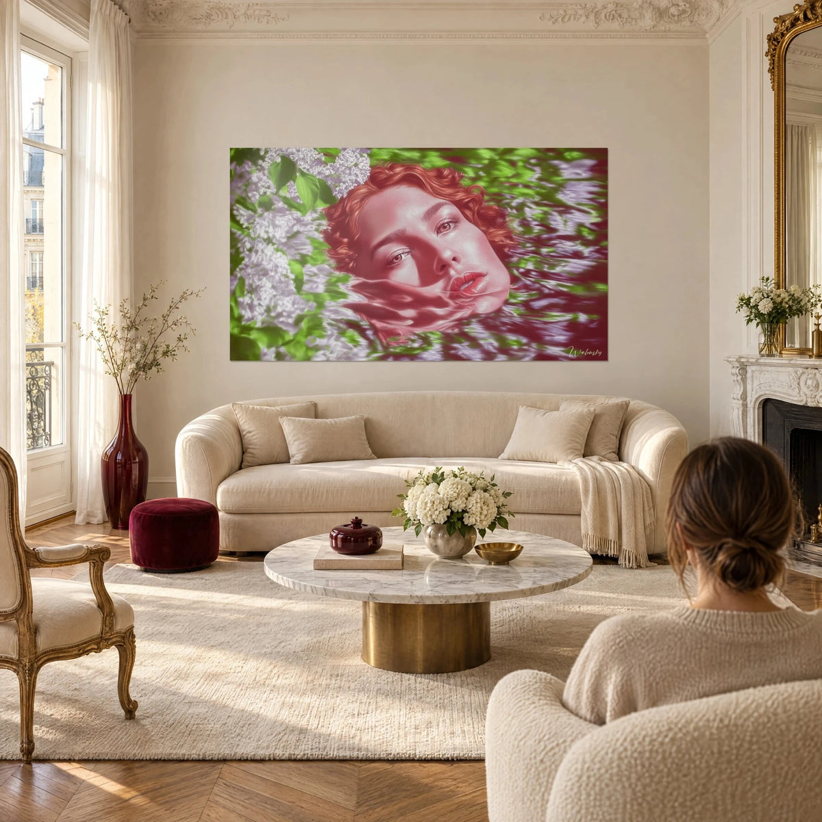 Gemälde einer Frau mit rotem Lockenhaar, roten Lippen, lila Flieder und grünem Laub, über einem Sofa in einem hellen Wohnzimmer