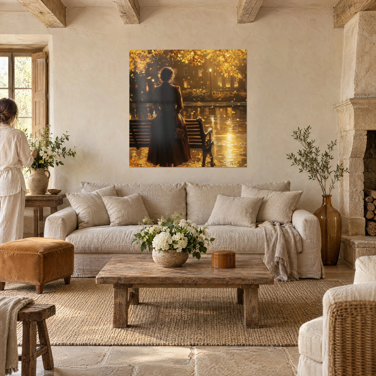 Gemälde einer Frau von hinten vor einem goldenen Teich, ockerfarbene und bronzene Blätter, über einem Sofa in einem hellen Wohnzimmer