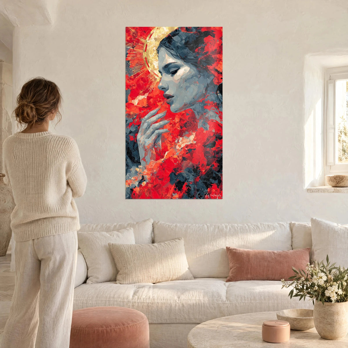Quadro ritratto femminile con alone dorato, rosso scarlatto e grigio ardesia, sopra un divano in un soggiorno luminoso