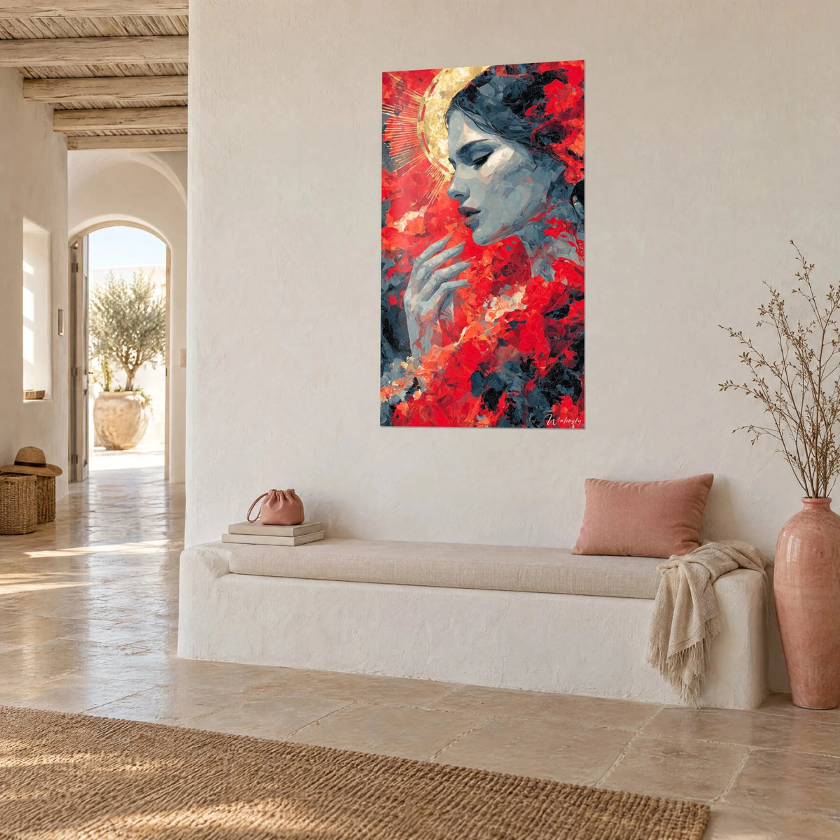 Quadro volto di donna in schegge di mosaico, rosso sangue e grigio azzurrato, su una parete bianca accanto a una panca in pietra