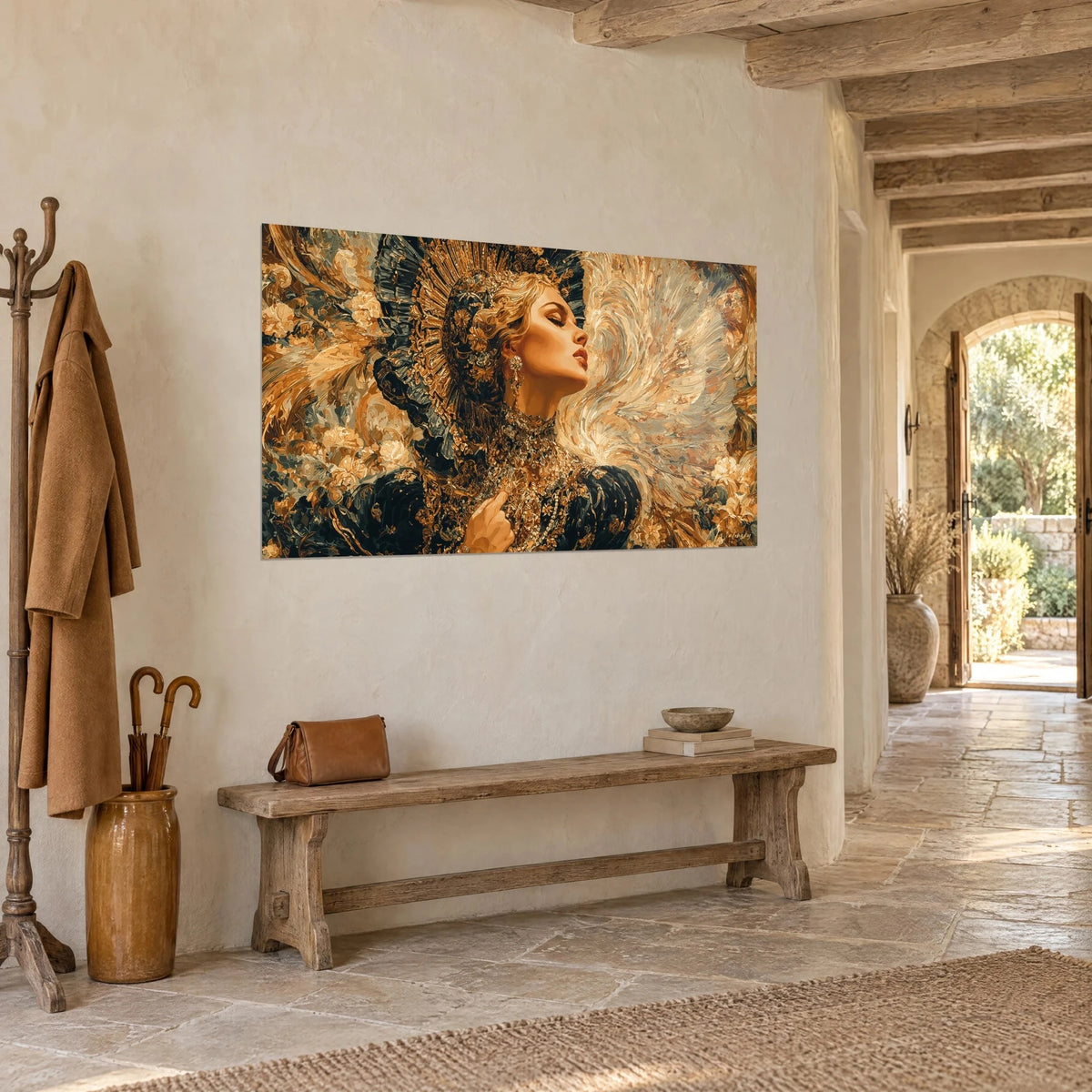 Gemälde einer gotischen Muse mit goldenem Rüschenkragen, weiße Federn wirbeln vor ockerfarbenem und schwarzem Hintergrund, gekalkte Wand eines Steinflurs, Dreiviertelansicht