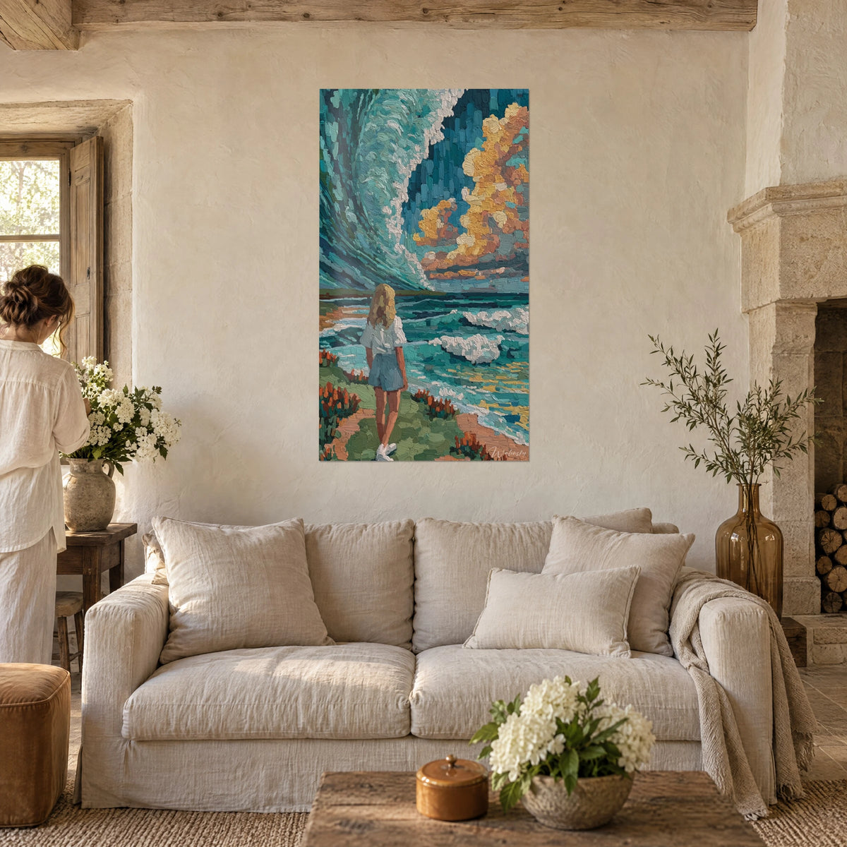 Schilderij jonge blonde vrouw tegenover een gigantische turquoise golf, okerkleurige en oranje wolken, boven een bank in een lichte woonkamer