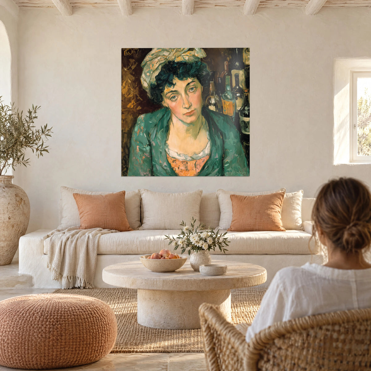 Tableau portrait de femme mélancolique au turban crème, veste vert jade, bouteilles en fond, au-dessus d'un canapé dans un salon lumineux