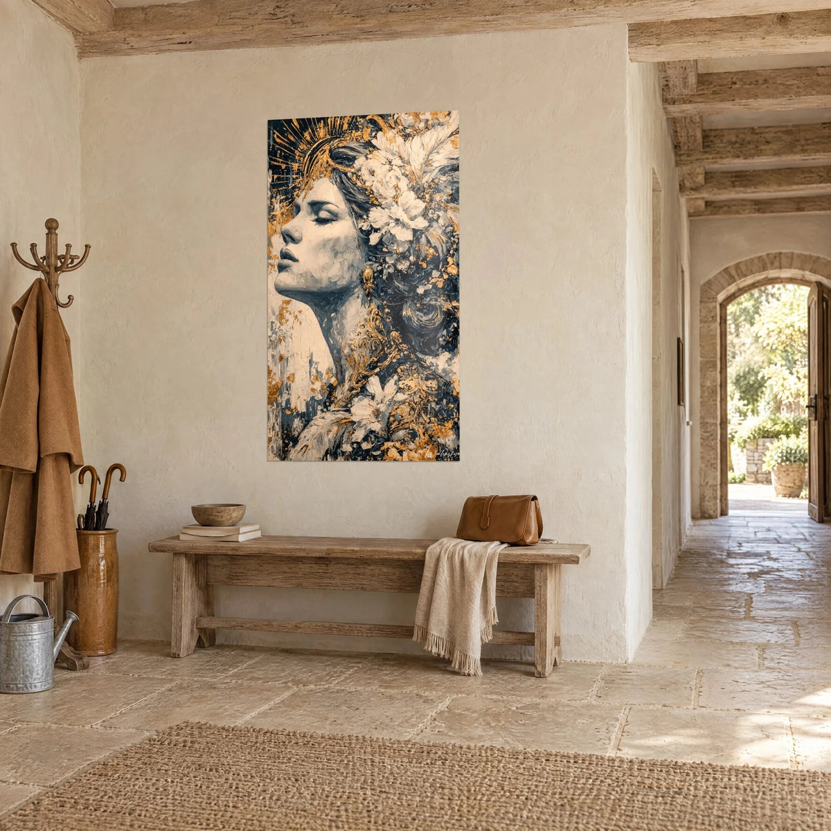 Quadro volto femminile scolpito a spatola, alone dorato esploso e fiori bianchi su fondo blu notte, visto di tre quarti nell'ingresso
