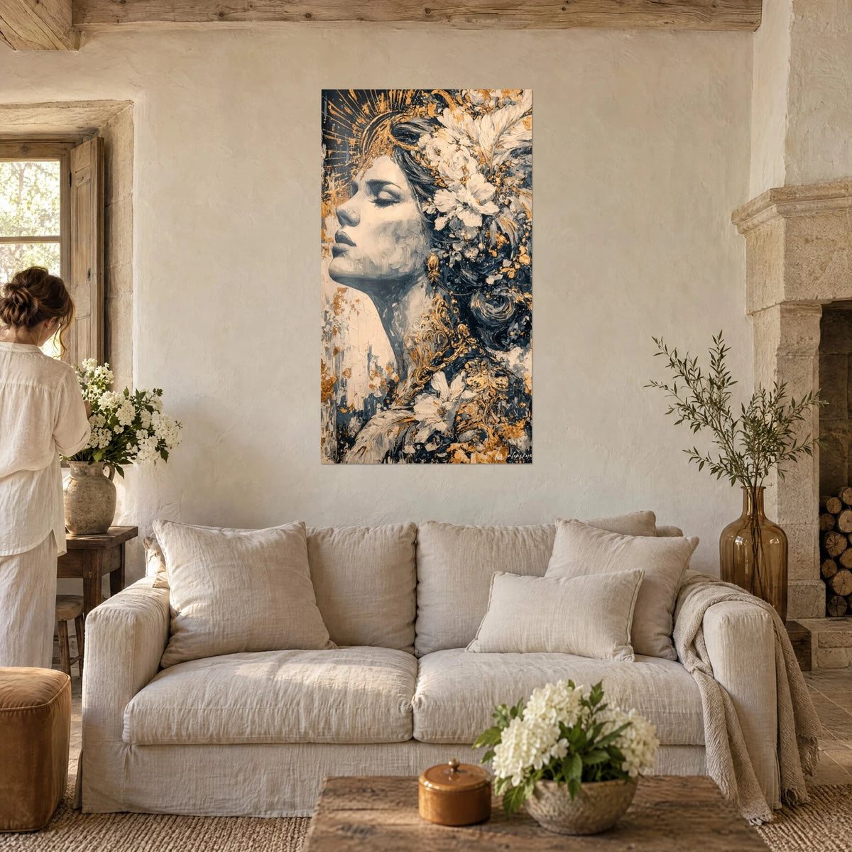 Quadro ritratto di profilo di una donna con le palpebre chiuse, corona di piume avorio e ornamenti dorati, sopra un divano in un soggiorno luminoso