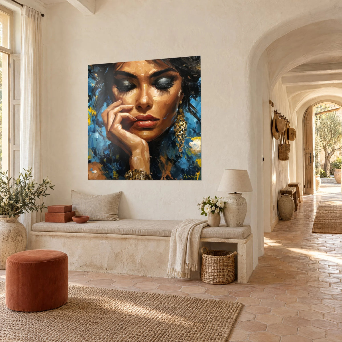 Cuadro de un rostro femenino con los párpados cerrados, labios coral, pendiente dorado, fondo azul noche, pasillo abovedado de un mas provenzal