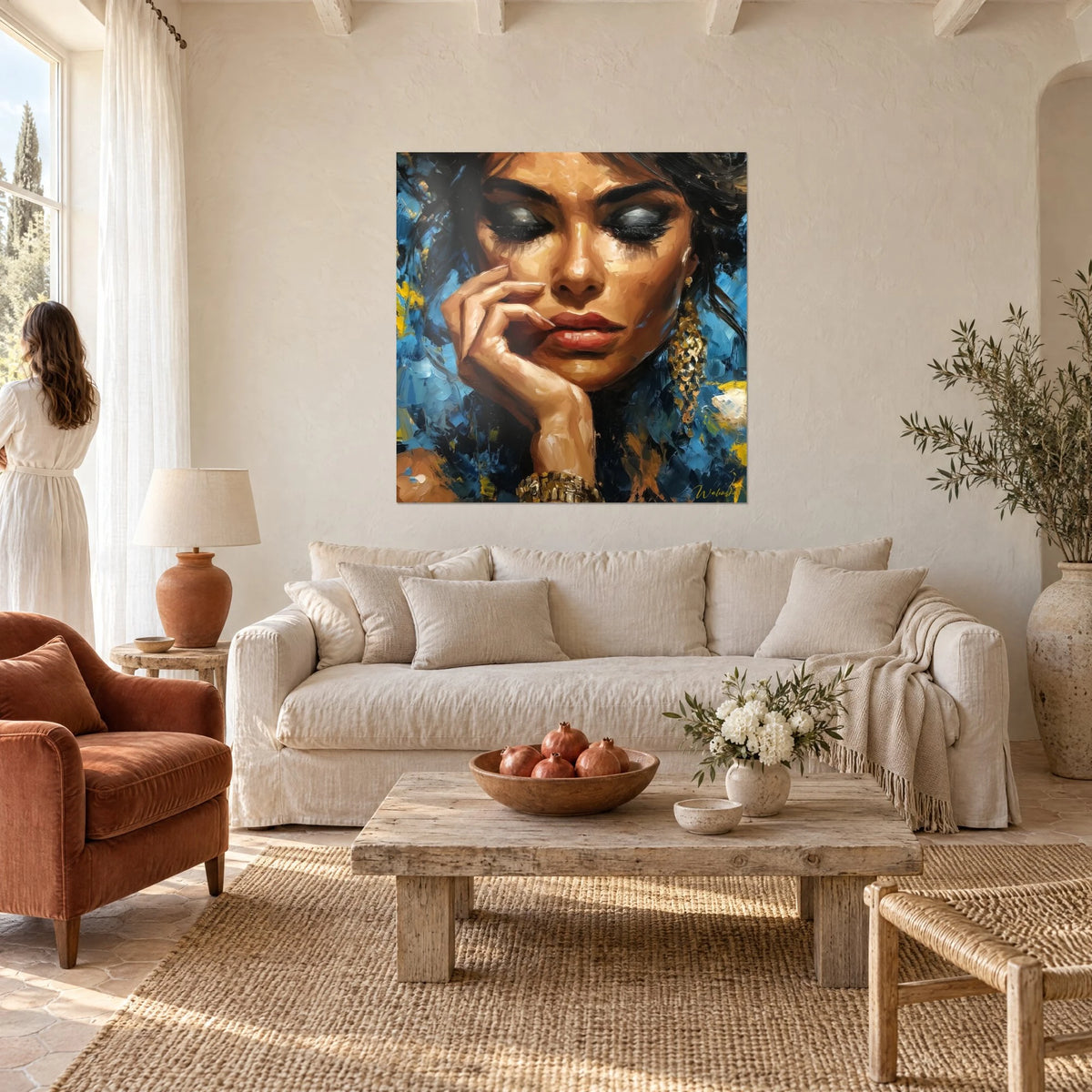 Cuadro de una mujer pensativa, con la mejilla apoyada en la mano, azul cobalto y ocre dorado, sobre un sofá en un salón luminoso
