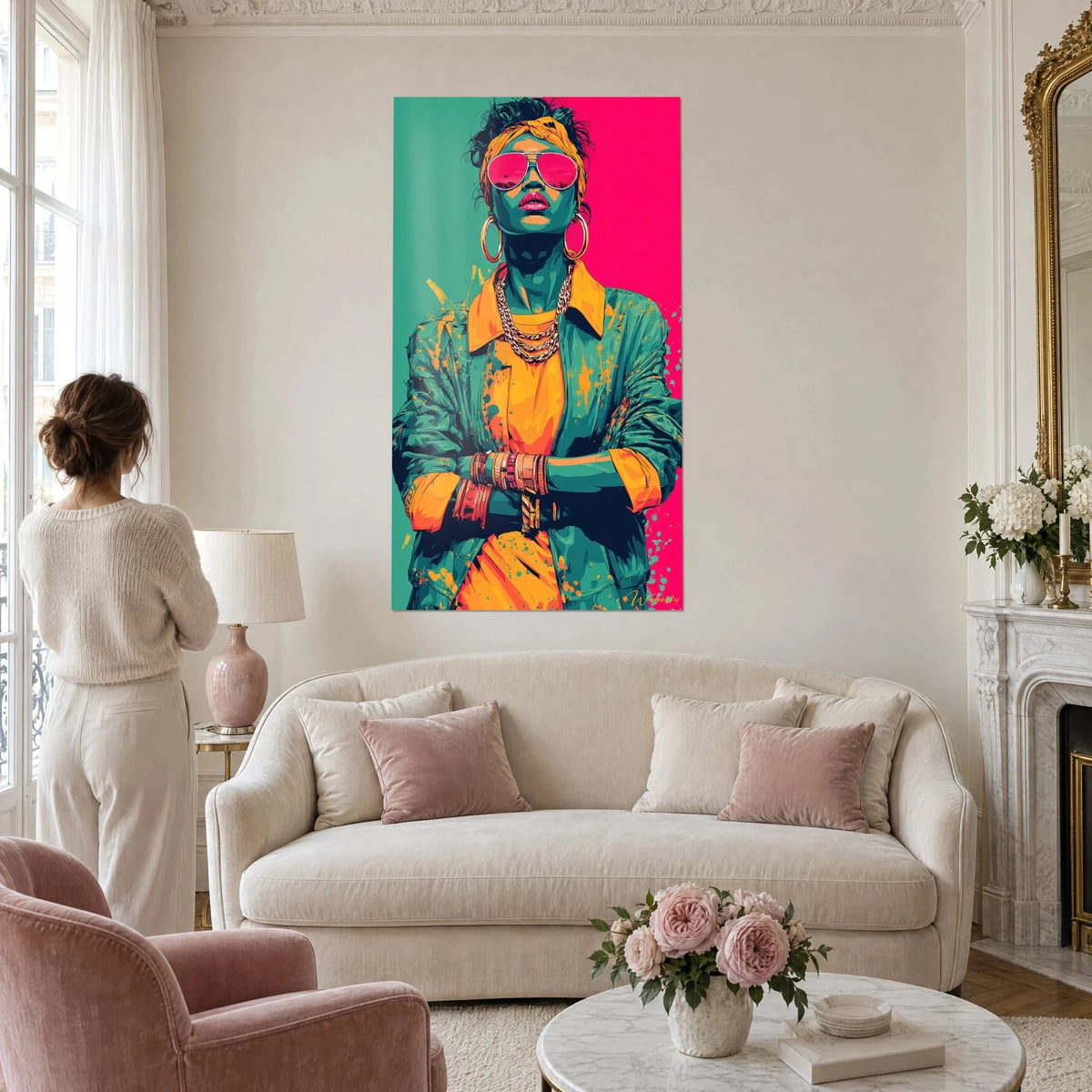 Πίνακας Street Queen σε στιλ pop art, ροζ γυαλιά aviator, πράσινο μπουφάν, πράσινο και ροζ φόντο, πάνω από καναπέ σε φωτεινό σαλόνι