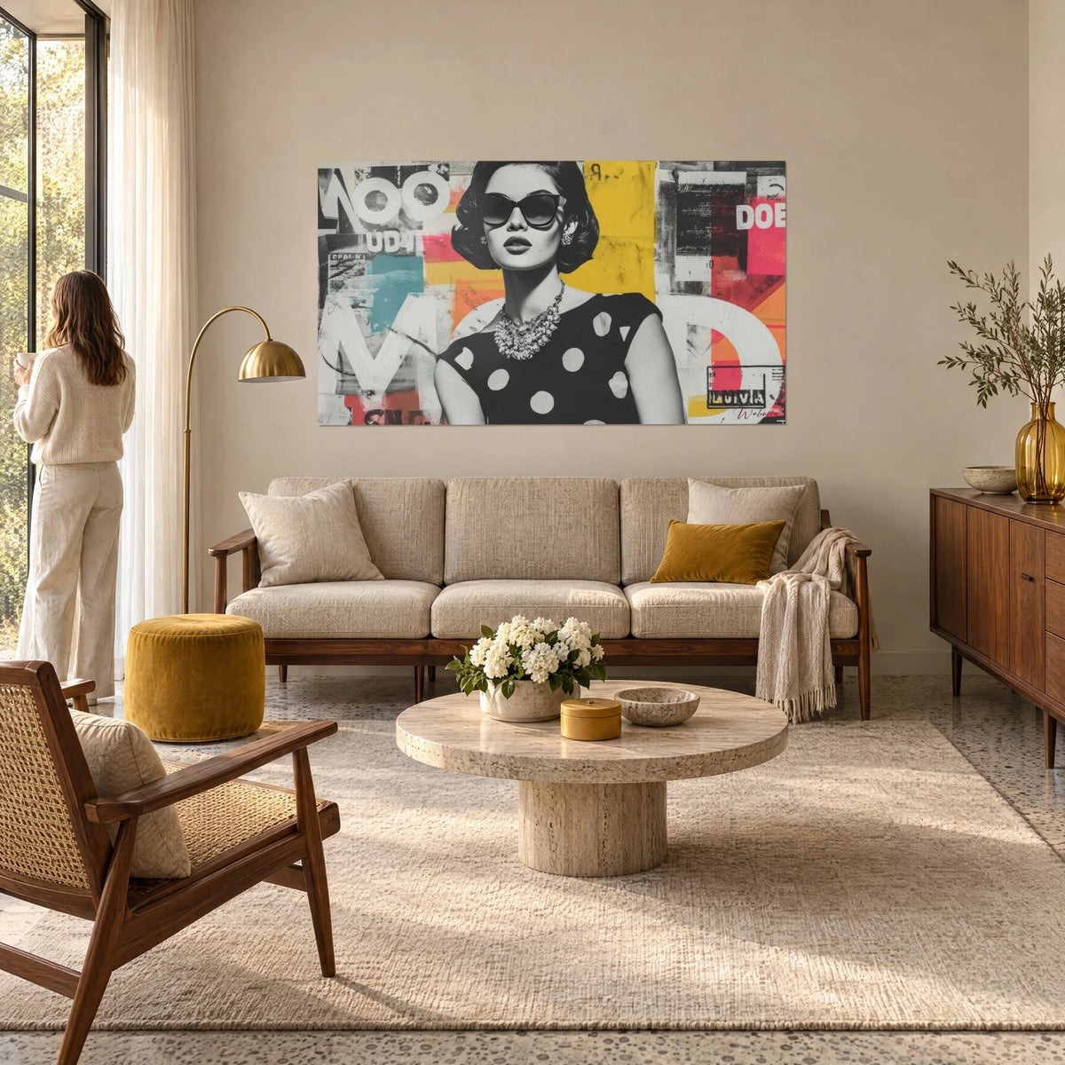 Gemälde einer eleganten Frau mit Schmetterlingsbrille und Strass-Halskette, senfgelber und fuchsiapinker Hintergrund, über einem Sofa in einem hellen Wohnzimmer
