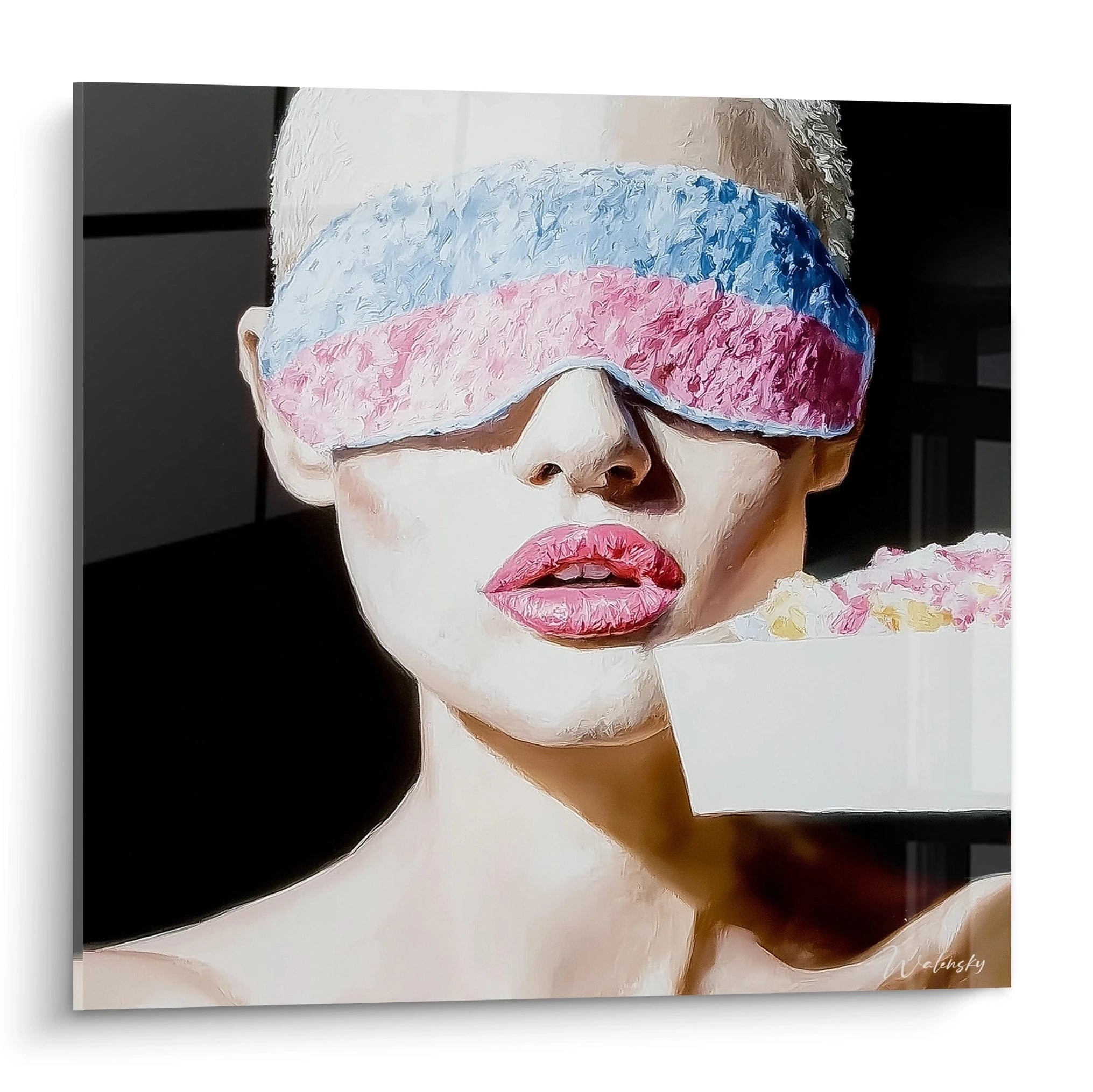 tableau hyperréalisme femme portrait d'une femme au bandeau texturé bleu et rose, lèvres fuchsia, tenant un bol de friandises