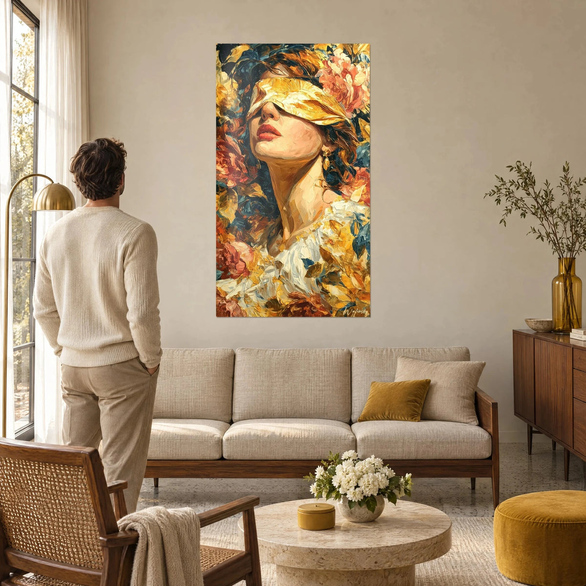 Tableau portrait voilé d'un bandeau doré, lèvres corail et pivoines roses en pâte épaisse, au-dessus d'un canapé dans un salon lumineux