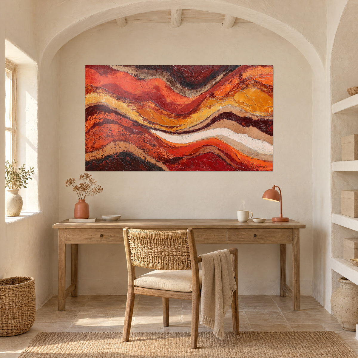 Cuadro de paisaje abstracto de dunas carmesí y arena clara, en el arco de un escritorio de madera, lámpara naranja y silla de mimbre