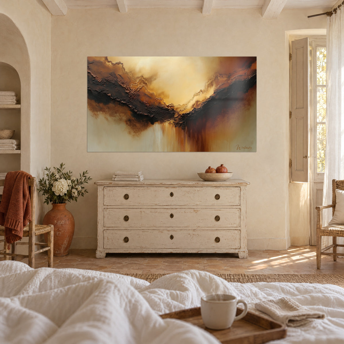 Cuadro de media luna de lava negra bordeada de ocre, cielo crema y oro, goteos marrones, encima de una cama en un dormitorio luminoso