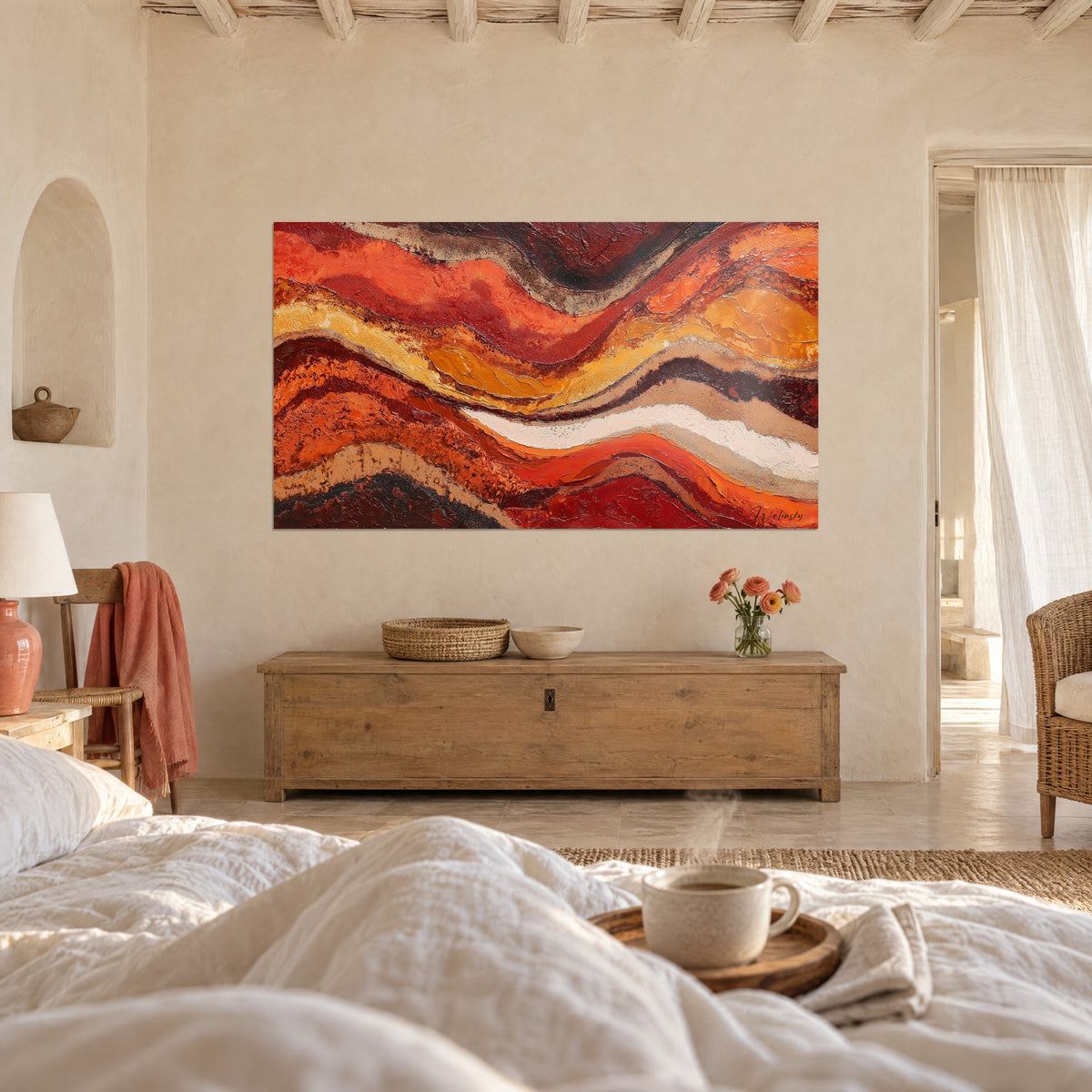 Cuadro de coladas de lava rojo sangre y amarillo azafrán, relieve de materia gruesa, encima de una cama en un dormitorio luminoso