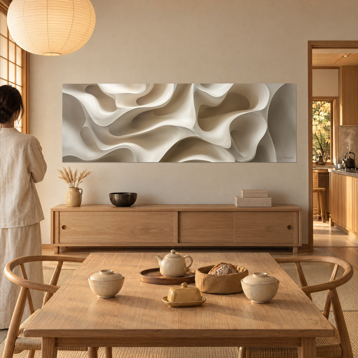 Gemälde mit weißen Steinwirbeln in warmen Beigetönen, hängend in einem Japandi-Esszimmer aus hellem Holz