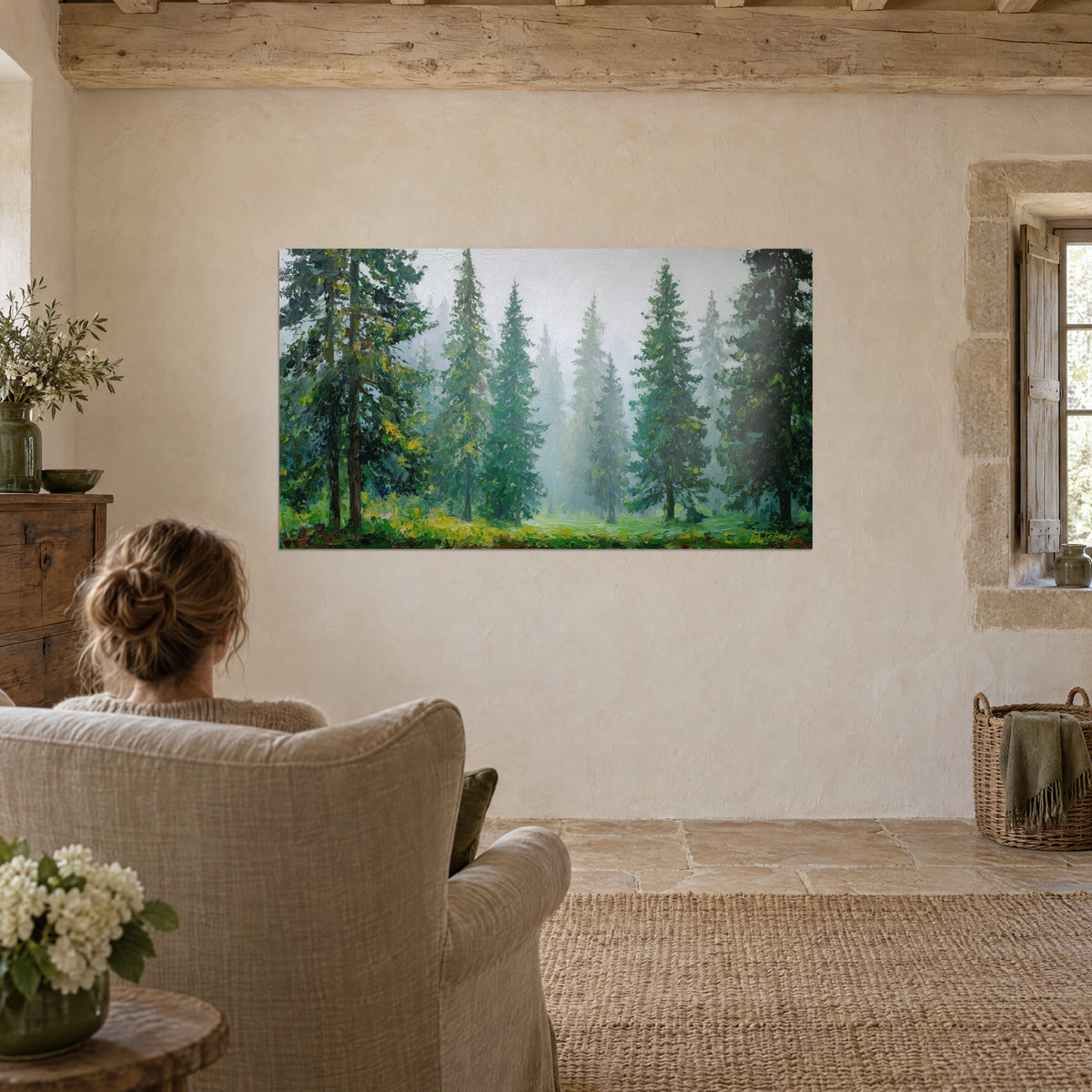 Tableau clairière de sapins dans le brouillard, vert prairie, gris doux et jaune citron, face à un fauteuil en lin