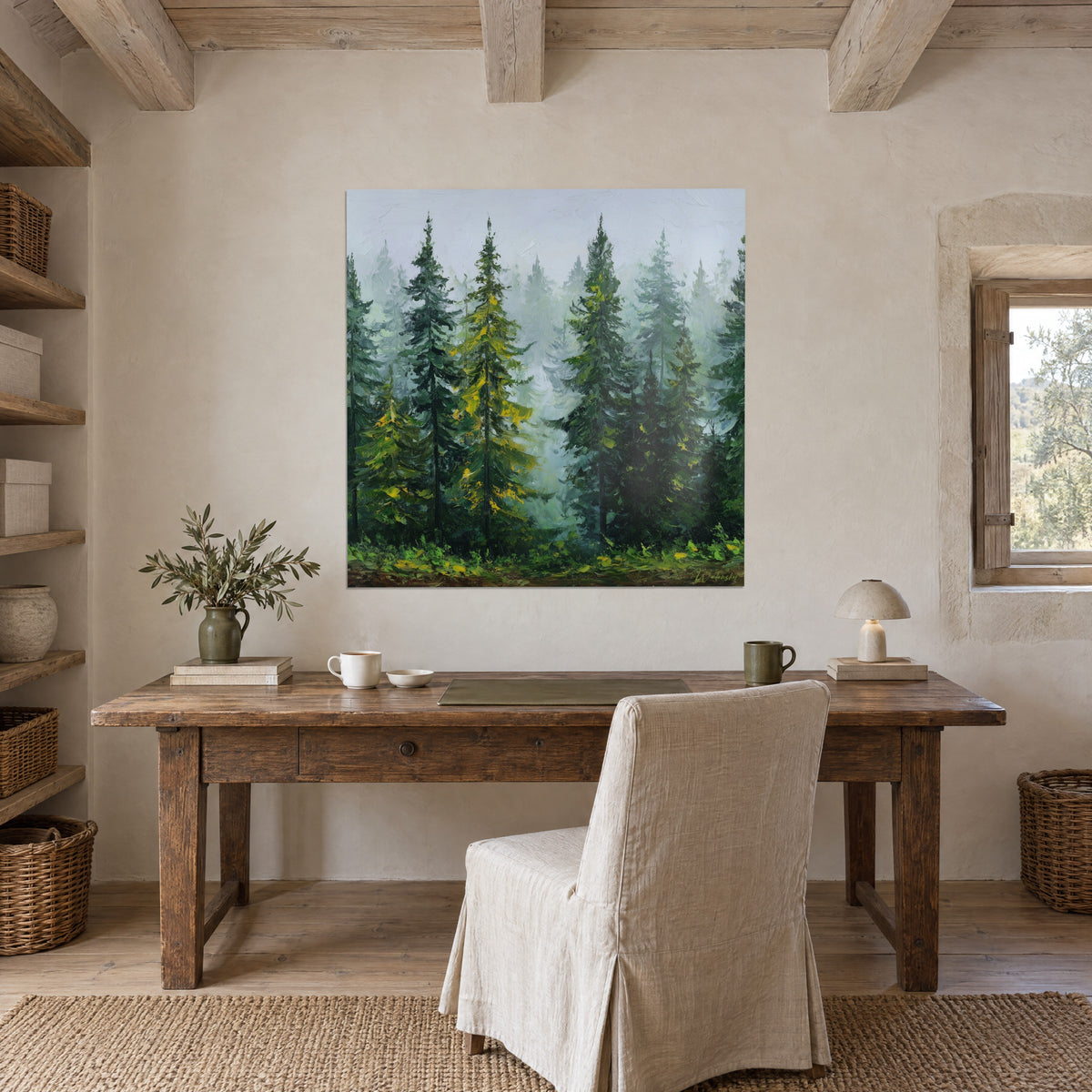 Tableau cimes de pins dans le brouillard, ciel gris perle et feuillage vert sombre, au-dessus d'une table de bureau en bois brut