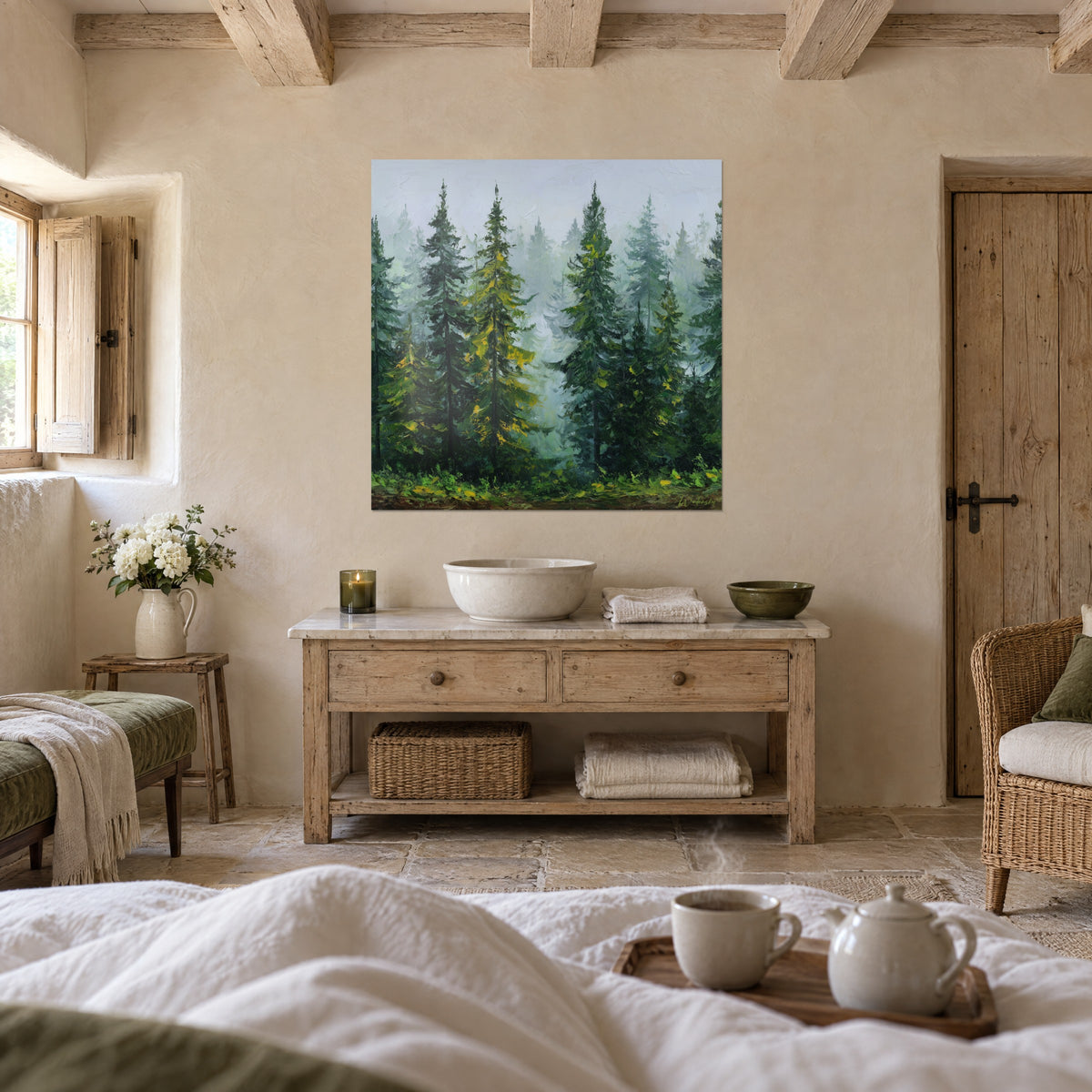 Tableau forêt de conifères au petit matin, gris bleuté et vert mousse, empâtements dorés, au-dessus d'un lit dans une chambre claire