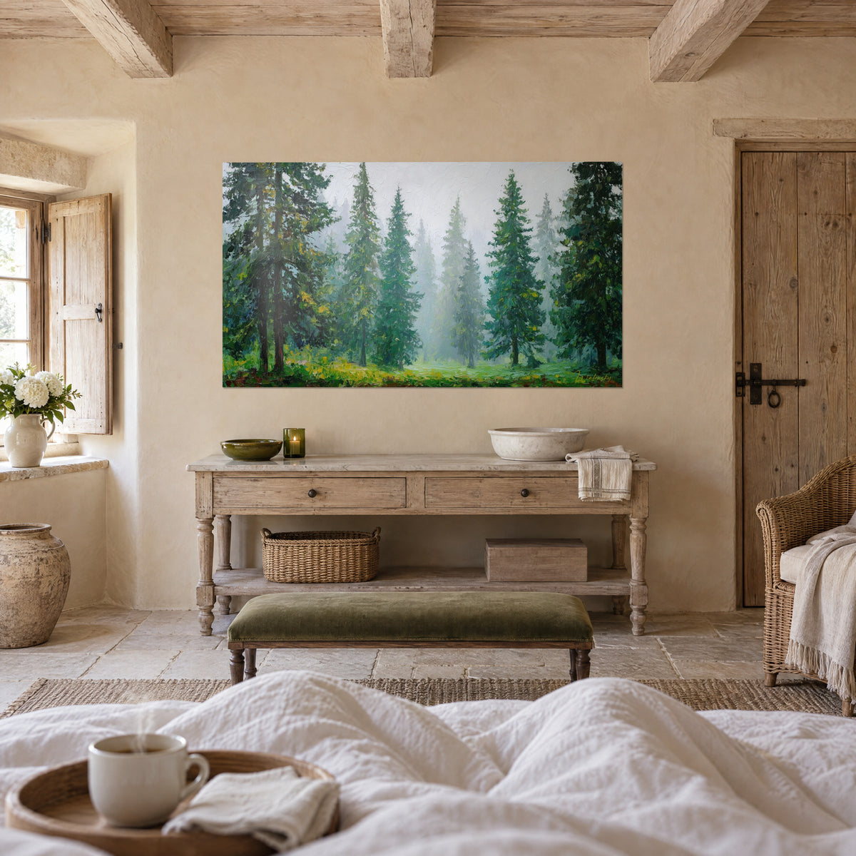 Tableau bois de pins embrumé, vert sapin et gris argenté, au pinceau texturé, au-dessus d'un lit dans une chambre claire