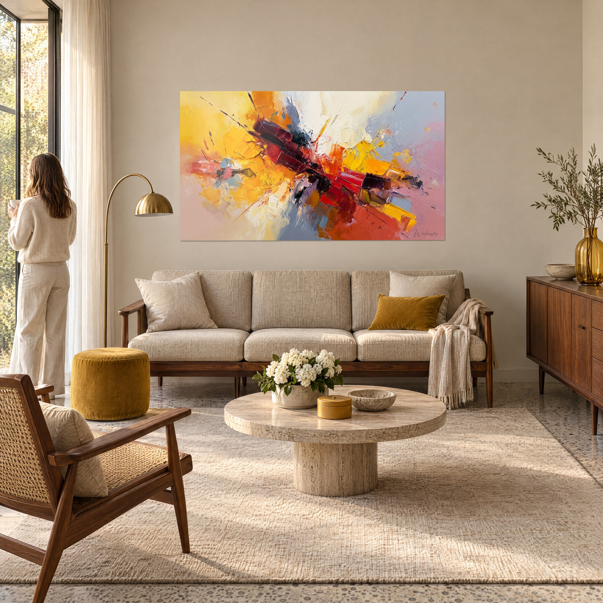 Cuadro explosión de pintura con espátula en rojo carmín y amarillo sol, salpicaduras negras, encima de un sofá en un salón luminoso